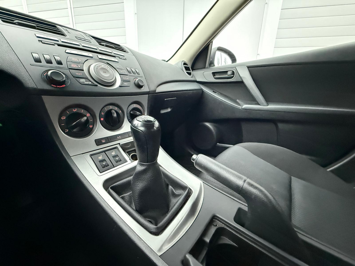 Mazda 3, 1.6 benzīns.