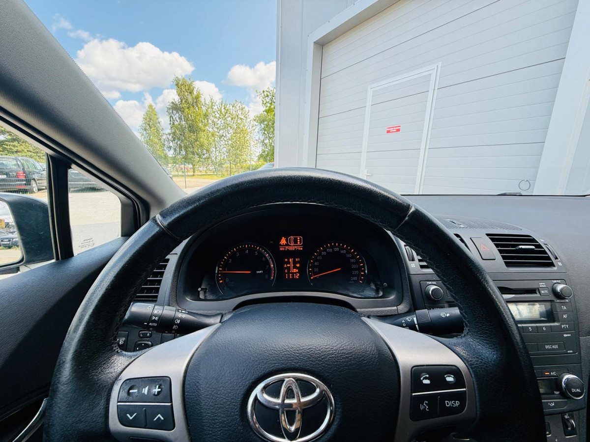 Toyota Avensis 2.0 benzīns/gāze.