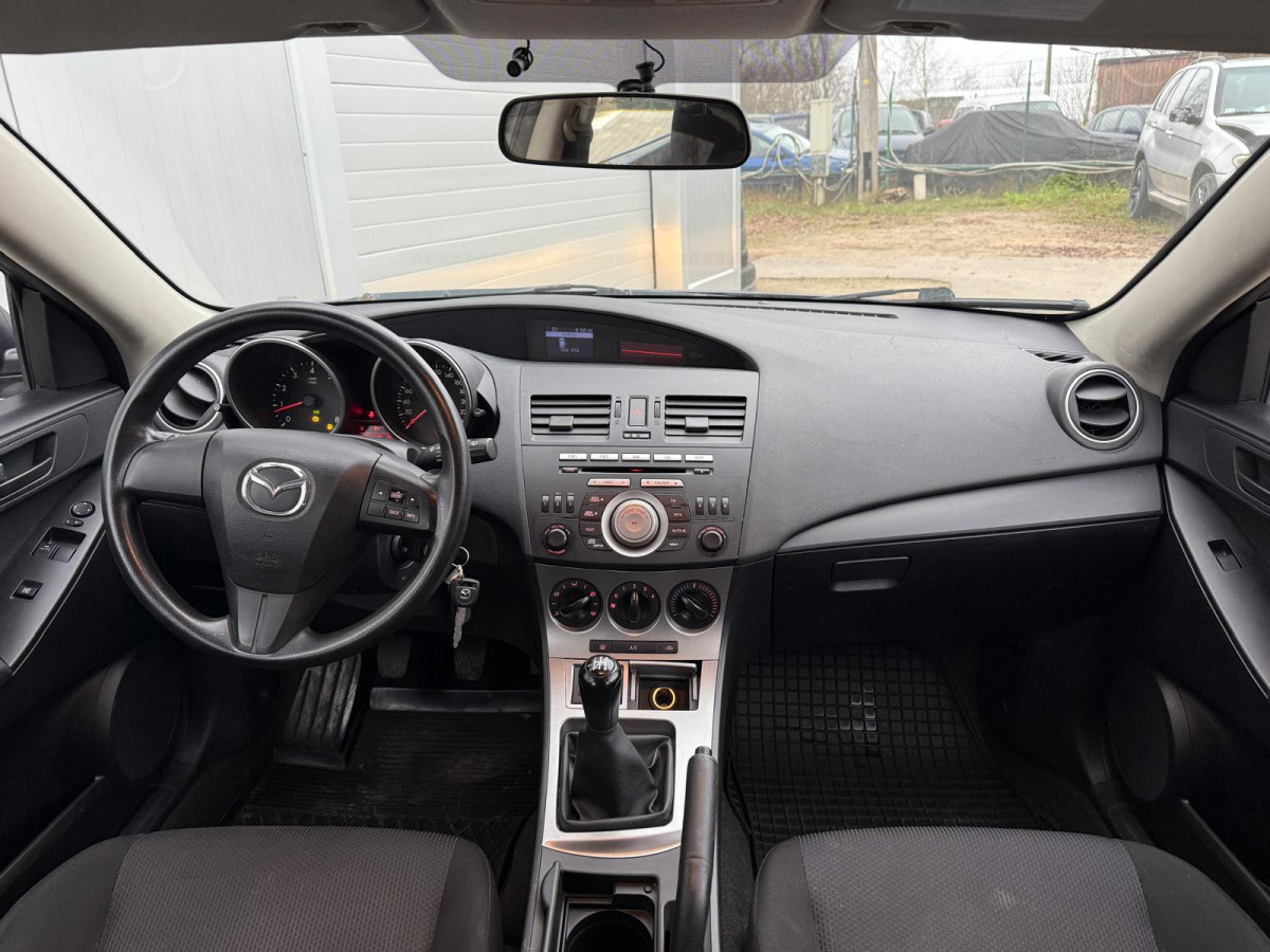 Mazda 3, 1.6 benzīns.