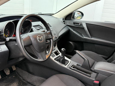 Mazda 3, 1.6 benzīns.